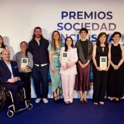 Foto de familia de los Premios Sociedad Inclusiva 2026 de COCEMFE Representantes de las entidades e iniciativas galardonadas posan junto a Anxo Queiruga, presidente de COCEMFE, y María Rosa Martínez, secretaria de Estado de Derechos Sociales, durante los Premios Sociedad Inclusiva 2026.