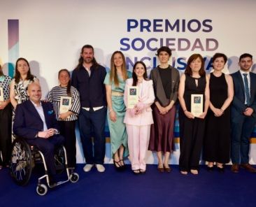 Representantes de las entidades e iniciativas galardonadas posan junto a Anxo Queiruga, presidente de COCEMFE, y María Rosa Martínez, secretaria de Estado de Derechos Sociales, durante los Premios Sociedad Inclusiva 2026.