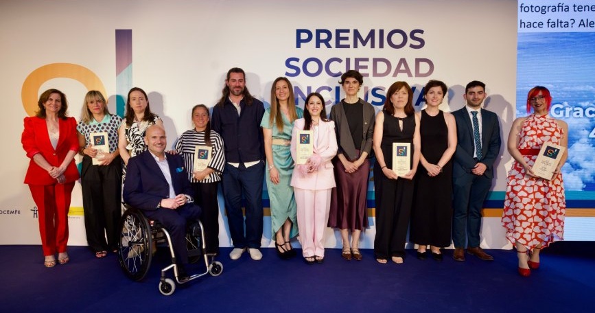 Representantes de las entidades e iniciativas galardonadas posan junto a Anxo Queiruga, presidente de COCEMFE, y María Rosa Martínez, secretaria de Estado de Derechos Sociales, durante los Premios Sociedad Inclusiva 2026.