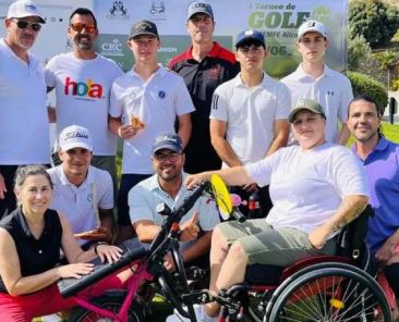 Grupo de participantes, organización y entidades colaboradoras del I Torneo Solidario de Golf de COCEMFE Alicante en Font del Llop Golf Resort, con una persona usuaria de silla de ruedas en primera fila.