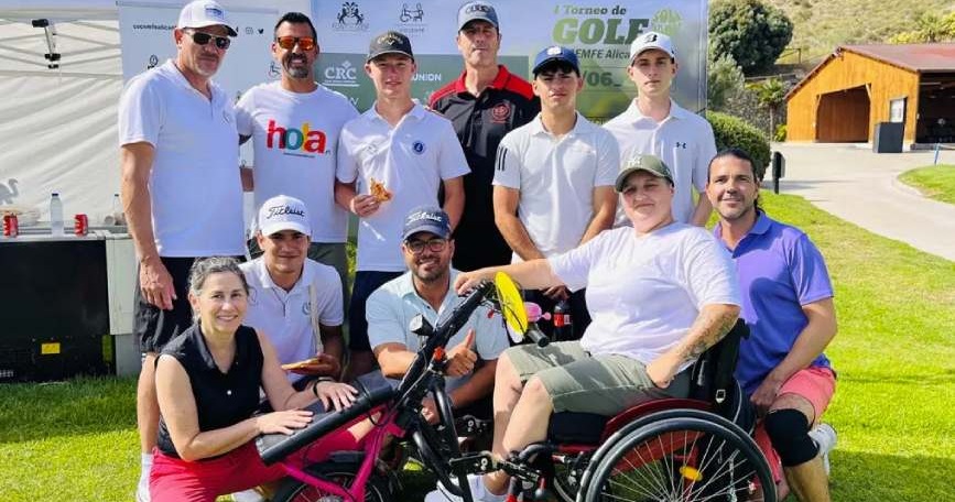 Grupo de participantes, organización y entidades colaboradoras del I Torneo Solidario de Golf de COCEMFE Alicante en Font del Llop Golf Resort, con una persona usuaria de silla de ruedas en primera fila.