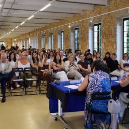 Personas asistentes siguen una ponencia durante la V Feria de Empleo de FAMDIF/COCEMFE-Murcia celebrada en Murcia.