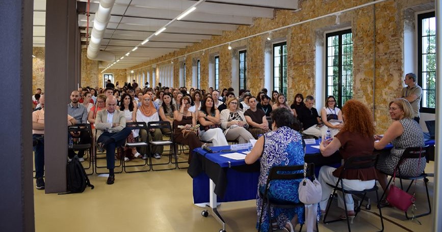Personas asistentes siguen una ponencia durante la V Feria de Empleo de FAMDIF/COCEMFE-Murcia celebrada en Murcia.