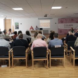 Personas representantes de entidades de COGAMI participan en la XXXVI Asamblea Anual celebrada en Santiago de Compostela.