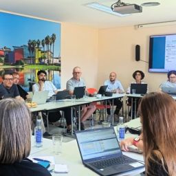 Participantes del Annual Meeting de AccessCoVE reunidos en Málaga durante una sesión de trabajo sobre accesibilidad digital y formación profesional.