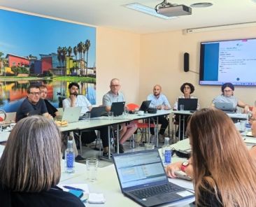 Participantes del Annual Meeting de AccessCoVE reunidos en Málaga durante una sesión de trabajo sobre accesibilidad digital y formación profesional.