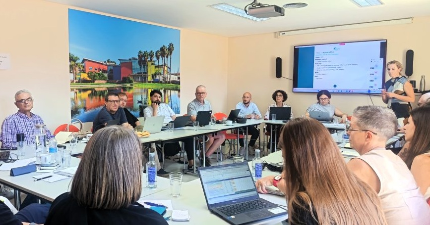 Participantes del Annual Meeting de AccessCoVE reunidos en Málaga durante una sesión de trabajo sobre accesibilidad digital y formación profesional.