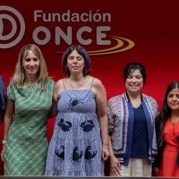 Firma del convenio entre ADEE y Fundación ONCE Representantes de ADEE y Fundación ONCE posan tras la firma de un convenio de colaboración en la sede de Fundación ONCE.