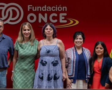 Firma del convenio entre ADEE y Fundación ONCE Representantes de ADEE y Fundación ONCE posan tras la firma de un convenio de colaboración en la sede de Fundación ONCE.