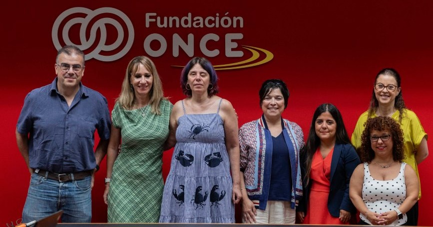 Representantes de ADEE y Fundación ONCE posan tras la firma de un convenio de colaboración en la sede de Fundación ONCE.