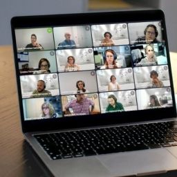Formación online sobre las nuevas funcionalidades de AYUDOC 2.0 Pantalla de un ordenador con una videoconferencia de COCEMFE para presentar las nuevas funcionalidades de AYUDOC 2.0 sobre accesibilidad de documentos.