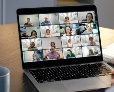 Formación online sobre las nuevas funcionalidades de AYUDOC 2.0 Pantalla de un ordenador con una videoconferencia de COCEMFE para presentar las nuevas funcionalidades de AYUDOC 2.0 sobre accesibilidad de documentos.