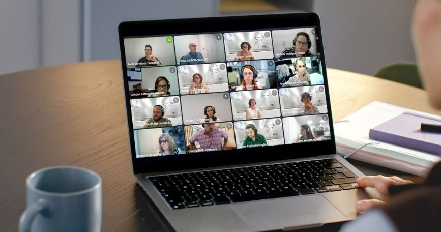 Pantalla de un ordenador con una videoconferencia de COCEMFE para presentar las nuevas funcionalidades de AYUDOC 2.0 sobre accesibilidad de documentos.