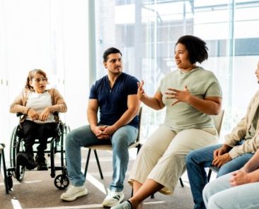 Grupo de profesionales participa en una sesión formativa sobre prevención de la violencia contra mujeres con discapacidad en un entorno inclusivo.