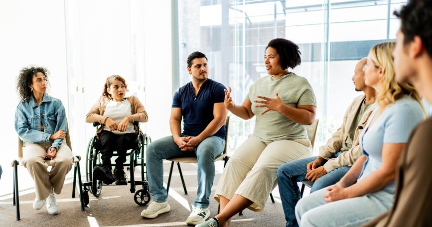 Grupo de profesionales participa en una sesión formativa sobre prevención de la violencia contra mujeres con discapacidad en un entorno inclusivo.
