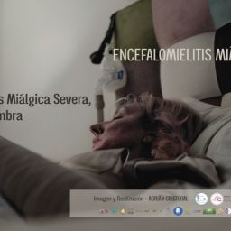 Cartel del documental Encefalomielitis Miálgica Severa: Voces en la Sombra, con una persona recostada en una cama y un mensaje sobre el Día Mundial de la Encefalomielitis Miálgica Severa.