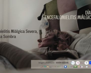 Cartel del documental Encefalomielitis Miálgica Severa: Voces en la Sombra Cartel del documental Encefalomielitis Miálgica Severa: Voces en la Sombra, con una persona recostada en una cama y un mensaje sobre el Día Mundial de la Encefalomielitis Miálgica Severa.