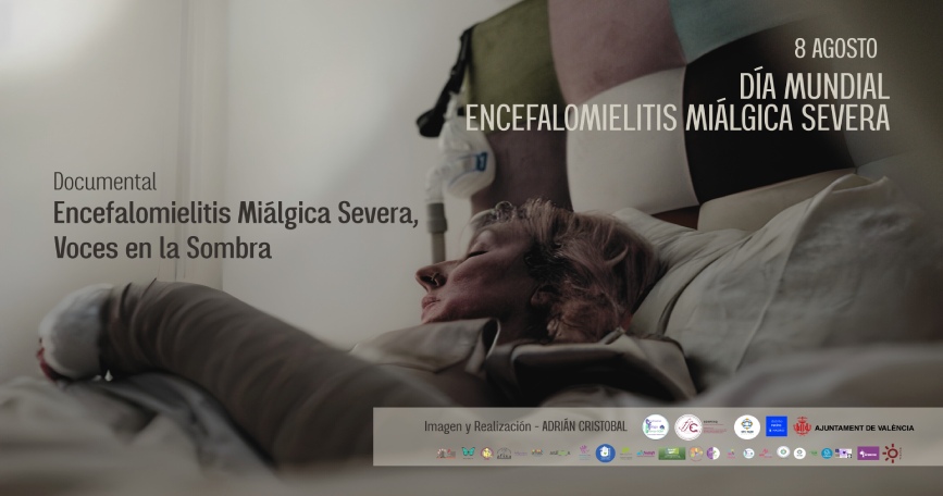 Cartel del documental Encefalomielitis Miálgica Severa: Voces en la Sombra, con una persona recostada en una cama y un mensaje sobre el Día Mundial de la Encefalomielitis Miálgica Severa.