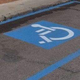 Incidencia de accesibilidad resuelta tras la intervención de la ORA Plaza reservada para personas con movilidad reducida tras una incidencia resuelta con la intervención de la ORA.