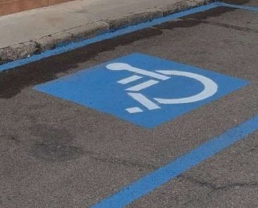 Plaza reservada para personas con movilidad reducida tras una incidencia resuelta con la intervención de la ORA.