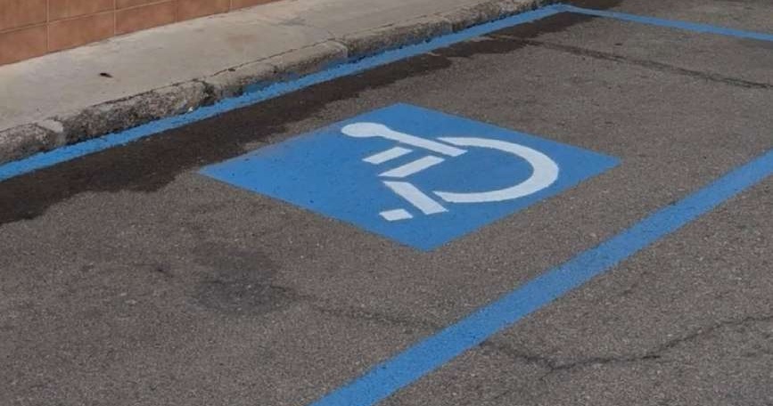 Plaza reservada para personas con movilidad reducida tras una incidencia resuelta con la intervención de la ORA.