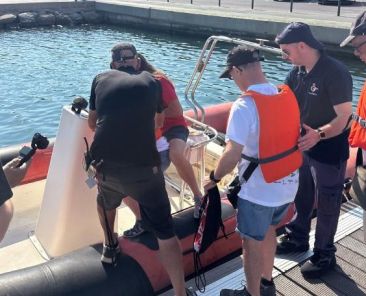Personas con discapacidad participan en un bautismo de mar en ‘Un mar para todos’.
