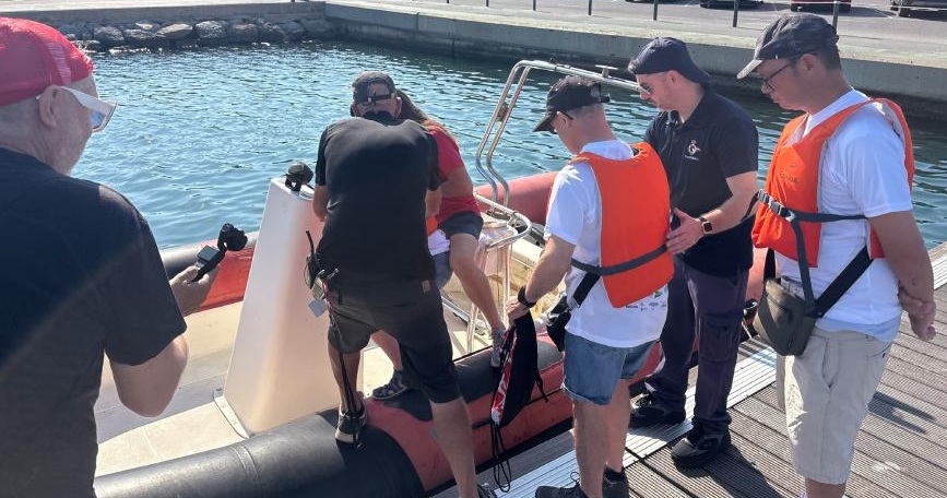 Personas con discapacidad participan en un bautismo de mar en ‘Un mar para todos’.