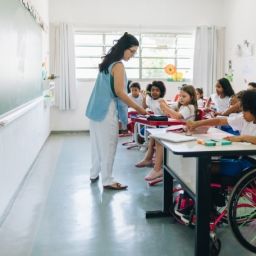 Docente y alumnado, incluida una alumna usuaria de silla de ruedas, participando en una actividad en el aula.