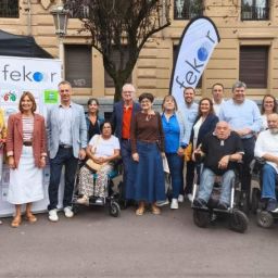 Grupo de participantes en el Día de la Diversidad de FEKOOR en Bilbao.