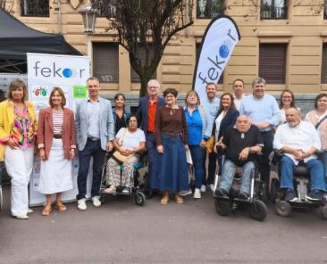 Grupo de participantes en el Día de la Diversidad de FEKOOR en Bilbao.