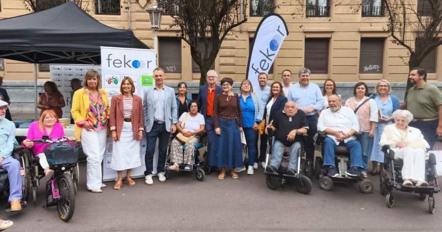 Grupo de participantes en el Día de la Diversidad de FEKOOR en Bilbao.