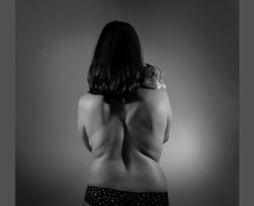 Nuestros cuerpos. Territorios diversos | Fekoor Mujer fotografiada de espaldas para la exposición “Nuestros cuerpos. Territorios diversos” de Fekoor.