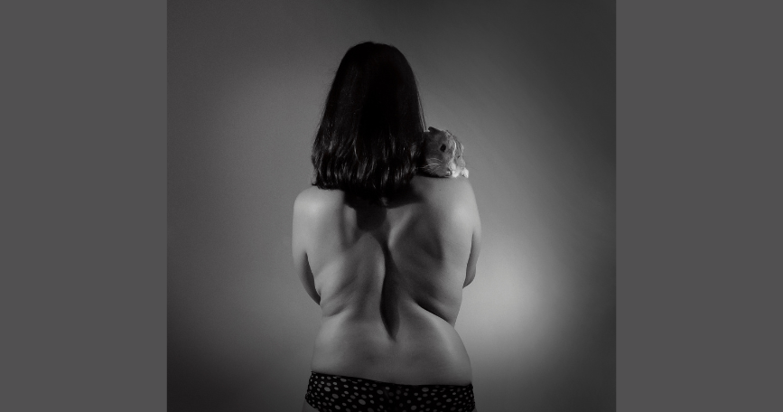 Mujer fotografiada de espaldas para la exposición “Nuestros cuerpos. Territorios diversos” de Fekoor.