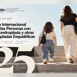 ADEE España – Día Internacional de las Personas con Acondroplasia y otras Displasias Esqueléticas 2026 Cartel de ADEE España por el Día Internacional de las Personas con Acondroplasia y otras Displasias Esqueléticas, con dos mujeres subiendo unas escaleras.
