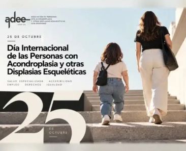 Cartel de ADEE España por el Día Internacional de las Personas con Acondroplasia y otras Displasias Esqueléticas, con dos mujeres subiendo unas escaleras.