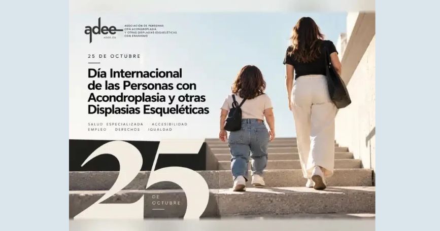 Cartel de ADEE España por el Día Internacional de las Personas con Acondroplasia y otras Displasias Esqueléticas, con dos mujeres subiendo unas escaleras.