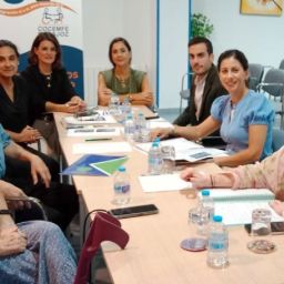 COCEMFE Badajoz aborda mejoras en accesibilidad sanitaria Ocho personas reunidas alrededor de una mesa en la sede de COCEMFE Badajoz para abordar mejoras en la accesibilidad sanitaria.