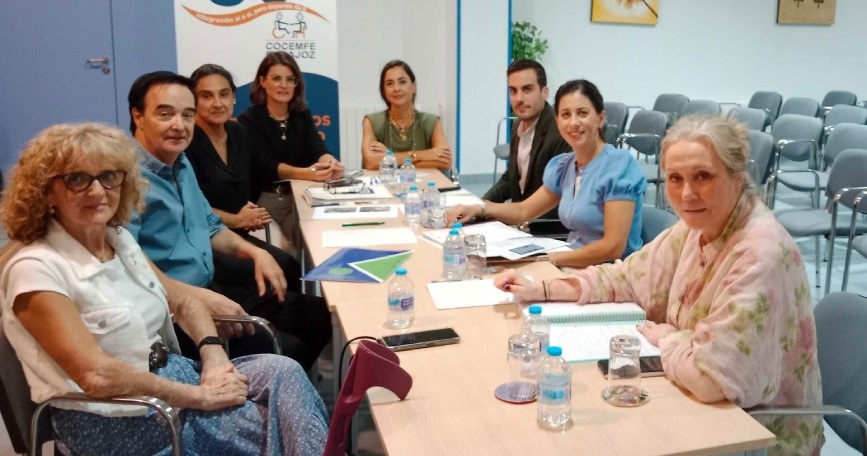 Ocho personas reunidas alrededor de una mesa en la sede de COCEMFE Badajoz para abordar mejoras en la accesibilidad sanitaria.