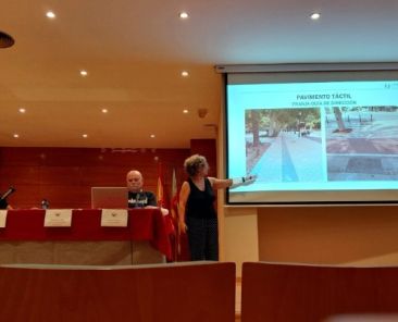 Ponencia sobre accesibilidad urbana durante la jornada de COCEMFE CV y ASIDIT en Torrent.