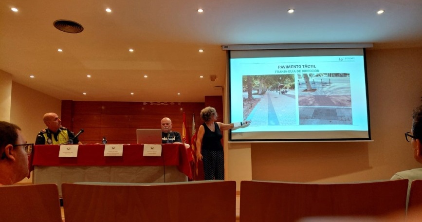 Ponencia sobre accesibilidad urbana durante la jornada de COCEMFE CV y ASIDIT en Torrent.
