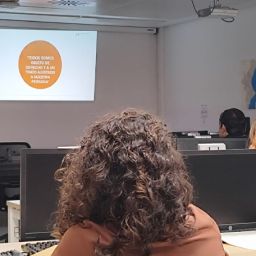 Formación sobre discapacidad y acceso a la justicia en Castelló Describir a las personas y la actividad visibles en la fotografía, sin añadir detalles que no puedan comprobarse.