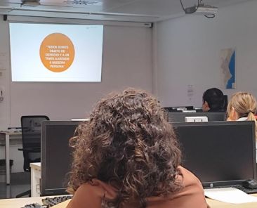 Formación sobre discapacidad y acceso a la justicia en Castelló Describir a las personas y la actividad visibles en la fotografía, sin añadir detalles que no puedan comprobarse.