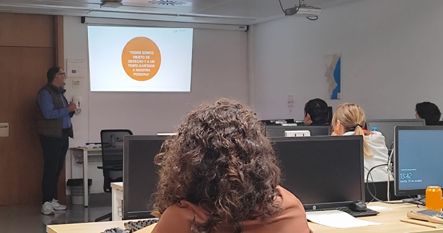 Describir a las personas y la actividad visibles en la fotografía, sin añadir detalles que no puedan comprobarse.