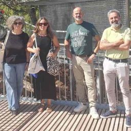 COCEMFE CV visita el Poblat de Sant Josep para revisar su accesibilidad. Dos mujeres y dos hombres posan sobre una pasarela con barandillas metálicas en el Poblat de Sant Josep, en la Vall d’Uixó.