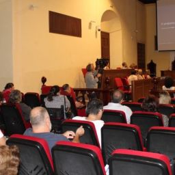COCEMFE Sevilla celebra un encuentro sobre accesibilidad e inclusión en Écija Personas asistentes a una jornada de COCEMFE Sevilla en Écija observan una presentación titulada «El prejuicio. La barrera invisible».