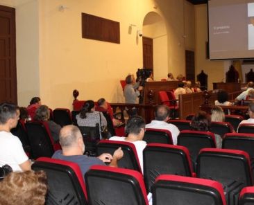 COCEMFE Sevilla celebra un encuentro sobre accesibilidad e inclusión en Écija Personas asistentes a una jornada de COCEMFE Sevilla en Écija observan una presentación titulada «El prejuicio. La barrera invisible».