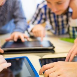 TIC y productos de apoyo para la educación inclusiva – COCEMFE Varios niños y niñas utilizan tabletas digitales alrededor de una mesa durante una actividad educativa.