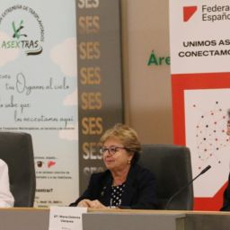 federacion-española-del-higado-con-enfermedades-hepaticas Tres mujeres participan en una mesa de las Jornadas Formativas de la Federación Española del Hígado, con carteles de la FEH y ASEXTRAS al fondo.