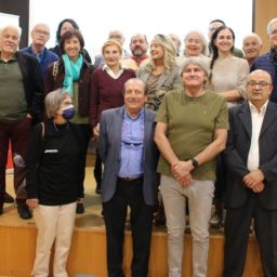 Grupo de representantes de la Federación Española del Hígado y sus asociaciones territoriales posando en un salón de actos durante las XVII Jornadas Formativas en Badajoz.