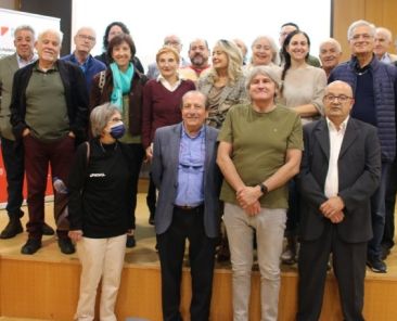 Grupo de representantes de la Federación Española del Hígado y sus asociaciones territoriales posando en un salón de actos durante las XVII Jornadas Formativas en Badajoz.
